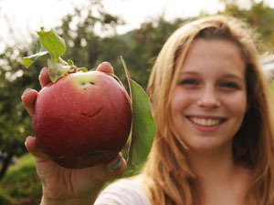 Accent: Girl with apple (300px)
